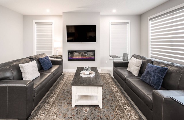 Entire Luxury New Build Single Home, Close to Banff and Bow River!