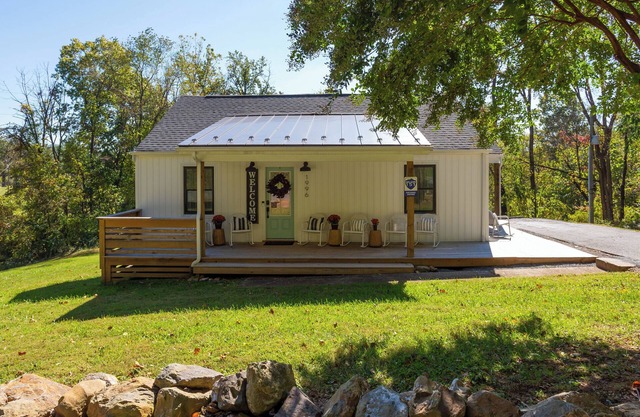 Entire Mid-Century Modern Farmhouse-Style Cottage hosted by Heather