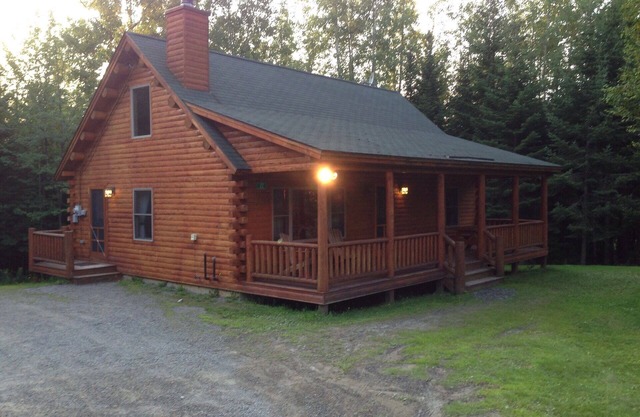 Entire private beautifuly fully appointed log cabin with Shared Lake Frontage.