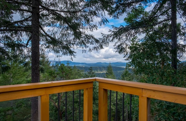 Entire room. Ocean, mountain view. Hot tub. Next to the Mount Maxwell park.