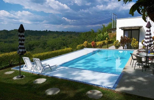 Dive Into Paradise: 3BR, Pool & Views. Minutes to Coffee Park/major attractions.