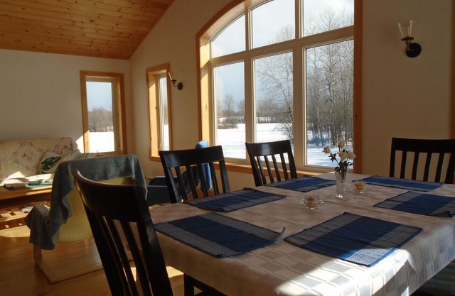 spacious artisan home/64 pastoral acres/1 hr west of Ottawa