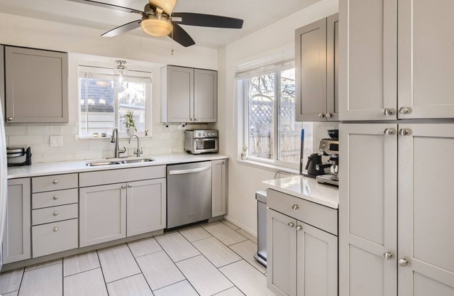 Entire spacious home by mtns and city