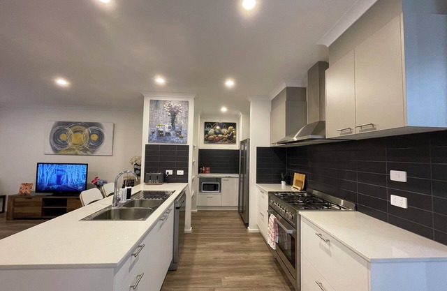 Entire Spacious Modern 5 bedroom Family friendly home in Wallan