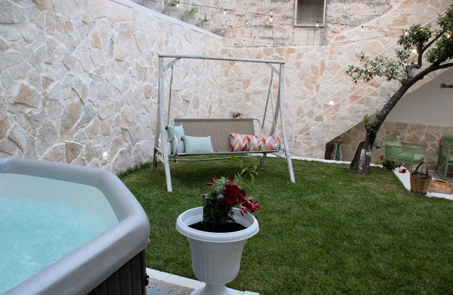 Entire structure consisting of 3 suites with private bath and garden with hydro bath