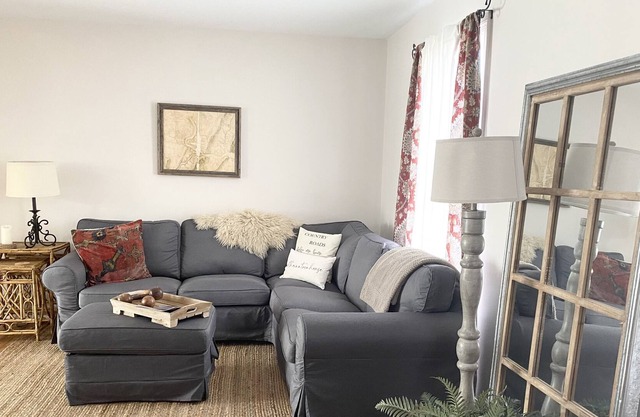 Entire townhome 1/2 mile from historic Harpers Ferry