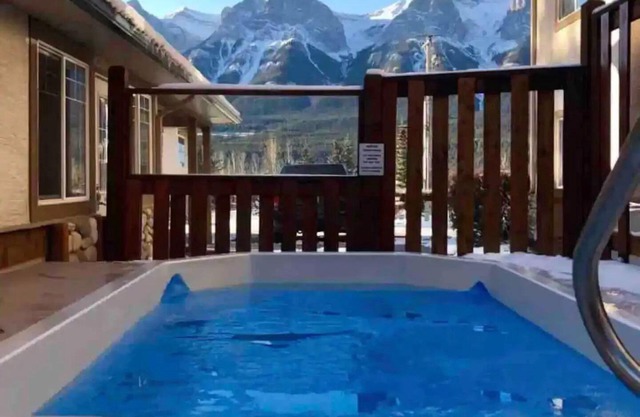 Entire Townhouse, 2 BR, Hot tub, 3 min to Banff