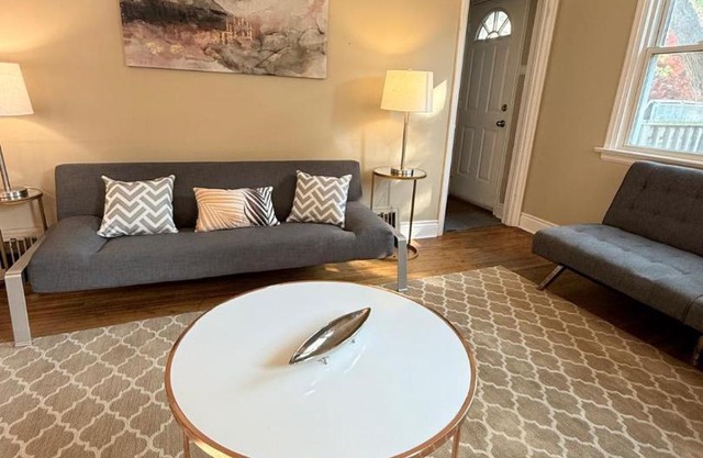Entire Two Bedrooms Bungalow- Walking distance to Burlington Downtown- Sleeps 6