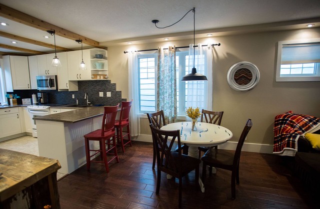 Entire Urban Farmhouse home 2 blocks off Broadway!