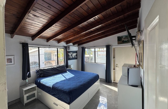 Entire3-bedroom house with huge kitchen, WiFi, AC, great for entertaining
