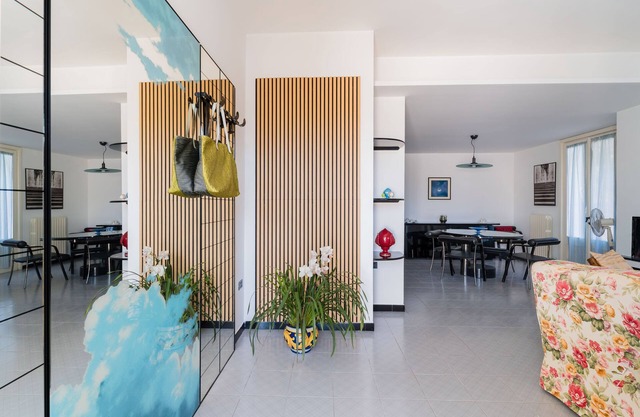 Entrada, sala de estar, cocina, 3 habitaciones amplias, 4p dormitorios, 2 baños, jardín, lugar de coche