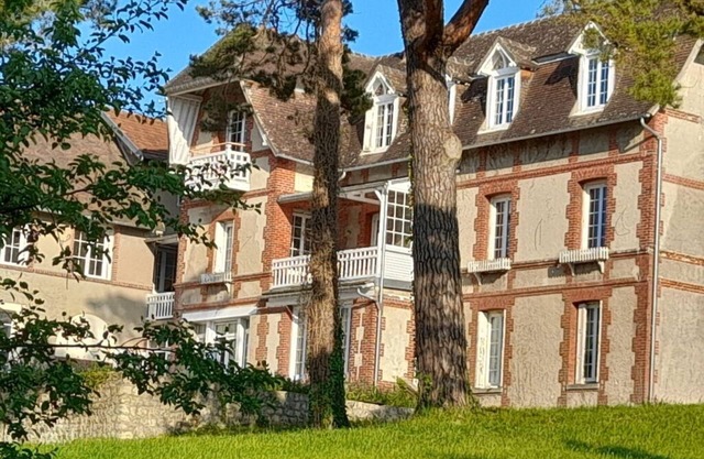 Entre Honfleur et Deauville, Face à la Mer, Dans une Bâtisse Normande