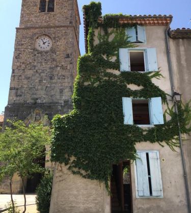 Entre l'église et la place