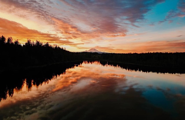 Lakefront | Mt. View | Hot Tub| King Bed| Fire Pit