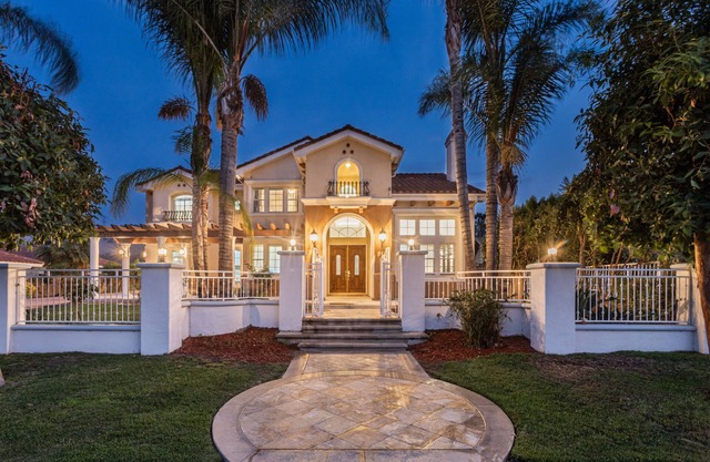 Epic Resort Style Palace w/ Hot Tub