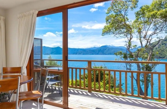 Epic view Whatamango Bay waterfront cottage
