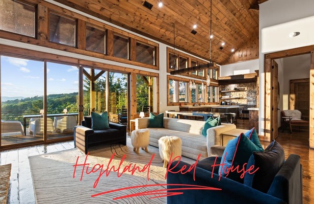 Epic Views | Luxe Stay @ Highland Red House | Family Fun, Games, HotTub, FirePit