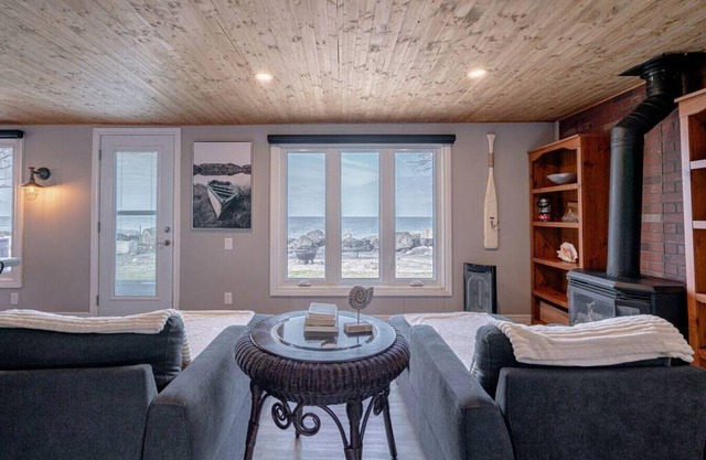 Erie Shores Lakehouse! · Sunsets N Hot Tub