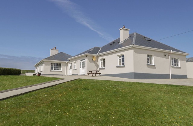 ERRIS HEAD HOUSE, family friendly in Belmullet, County Mayo