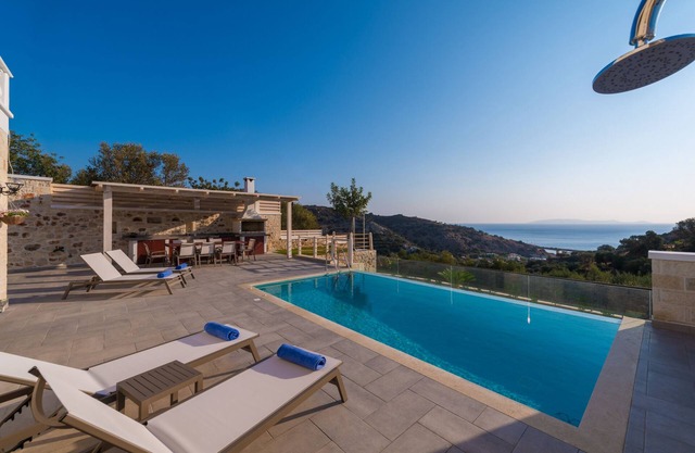 Villa "ERVIN" con vistas al mar - piscina privada!