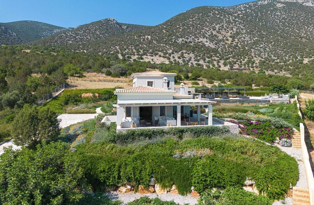 Escape here,where comfort,nature&view come to create an unforgettable experience
