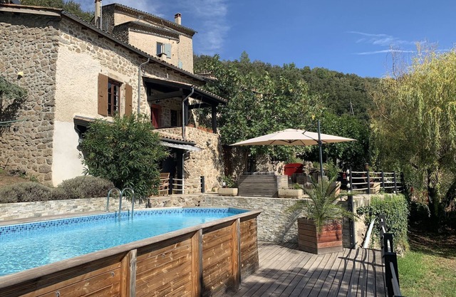 Moderna casa de vacaciones con piscina