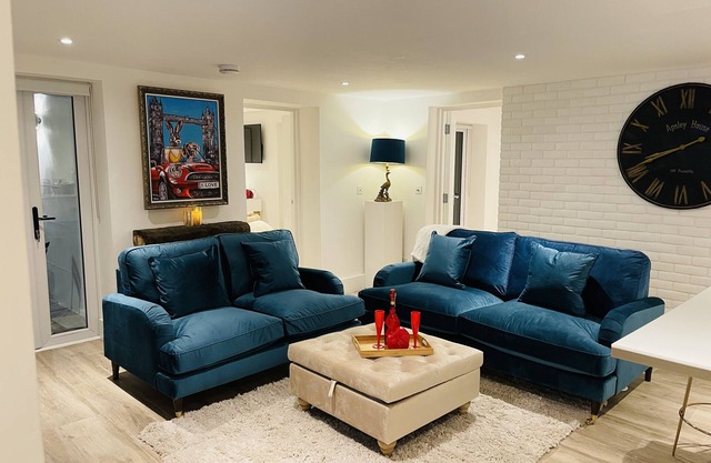 Escape London in London - 2 bed luxury apartment in lovely Wanstead
