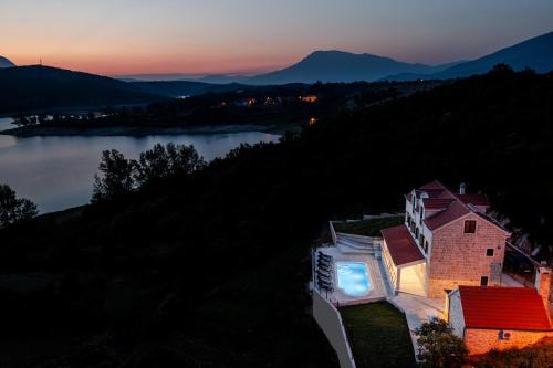 Escape on Lake - Holiday House