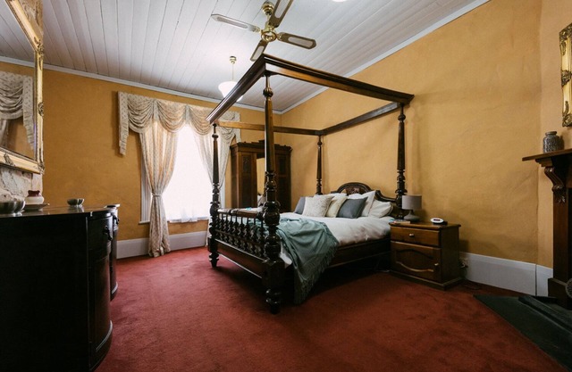 Escape & Step Back in Time. Spa Wood Fire 4 Poster Bed! Mintaro Hideaway Scholar