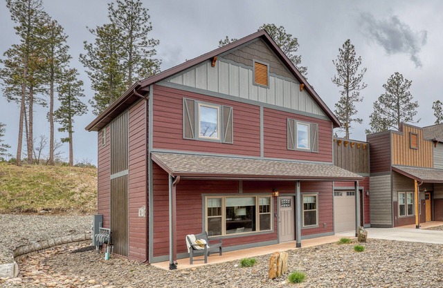 Presidential Retreat Near Mt. Rushmore- This two-bedroom condo is your perfect home base for adventure and relaxation. Just minutes from Mount Rushmore, Crazy Horse Memorial, Custer State Park, Sturgis, and the Badlands.