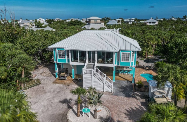 Escape to CASA PALMA HIDEAWAY! 4BD/3BA, Pool, Outdoor Kitchen, boat slip & More!
