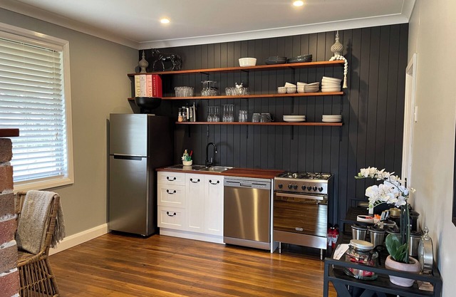 Escape to Hunter Valley at Thallan Cottage. Pet-Friendly Outdoor Baths & Firepit