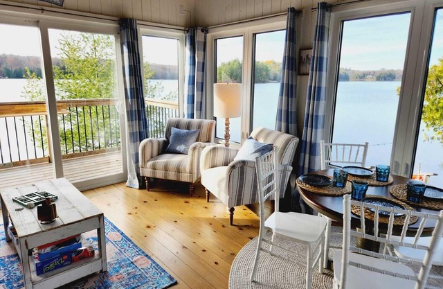 Escape to Muskoka Waterfront Cottage - Hot Tub & Private Beach!!