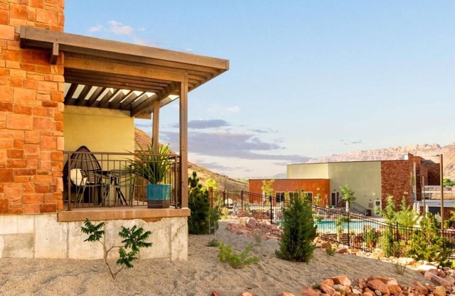 Escape to Nature's Bliss! Complimentary Breakfast, Pool, and Hot Tub!