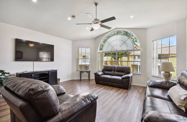 Escape to our charming 3B/2B condo near Disney! with backyard lake view