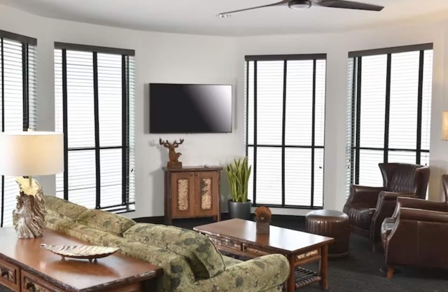 Escape to Our Warm Country Retreat! Spacious Rustic Rooms, Parking