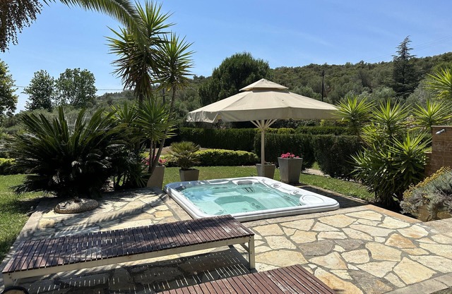 Escápese al paraíso: ¡experimente el lujo y la serenidad en Villa Elina en Sithonia!