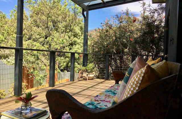 Un fuego abierto, un gran baño y vistas a las montañas brumosas.