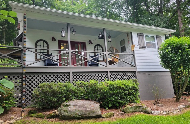 Escape to Relax at Our 2br 2ba Classy Clayton Family Cottage 5min To Downtown