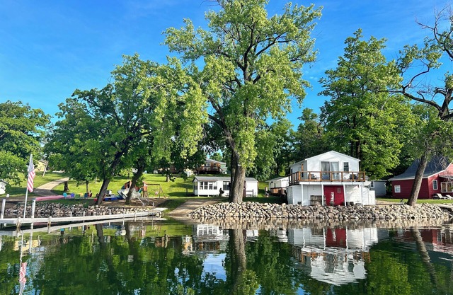 Escape to Romance: Discover Your Serene Retreat at Lake Victoria's Cozy Cabin