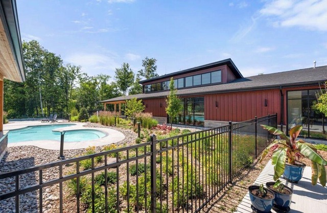 Escape to the Blue Mountains steps away from beaches, golf, biking, and more!!
