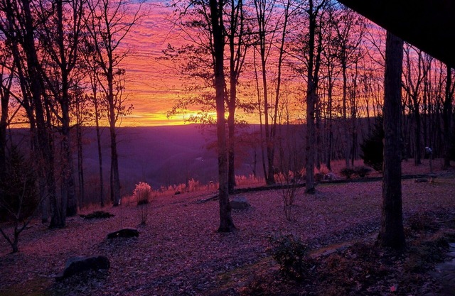 Escape to the beauty of Monteagle with this private bluff-top cabin