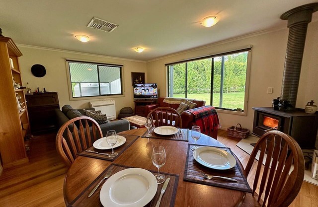 Escape to the country - centrally located with Cathedral views