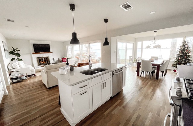 Escape to the Lake - Waterfront bungalow w firepit & amazing views