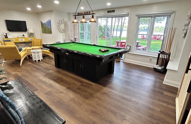 Escape to the Lake-7bedroom waterfront cottage w/ hot tub in Muskoka.