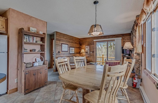 Escape to the mountains and peaceful valley, near hiking and snowmobiling!
