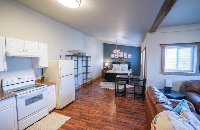 Escape to the Serenity of Our Ranch Retreat - Your Home on the Range!