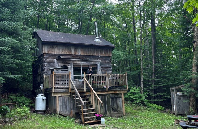 Escape to this cozy & peaceful cabin in the woods!