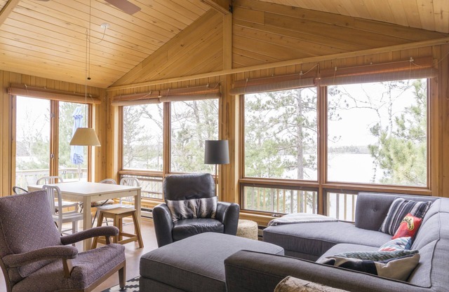 Escápese a esta cabaña privada, encantadora y al norte con vista al 8vo Lago Crow Wing