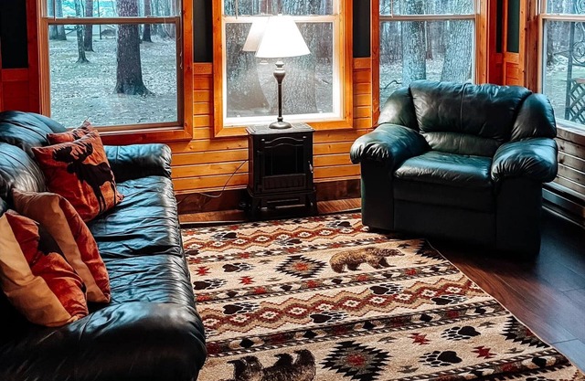 Escape to this quiet, peaceful, family friendly cabin close to Hayward!